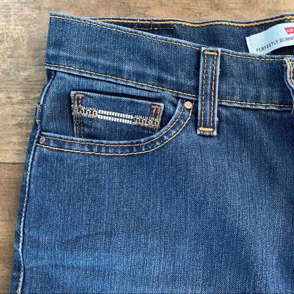 Like new Levi’s 512 slimming boot cut - Picture 5 of 8